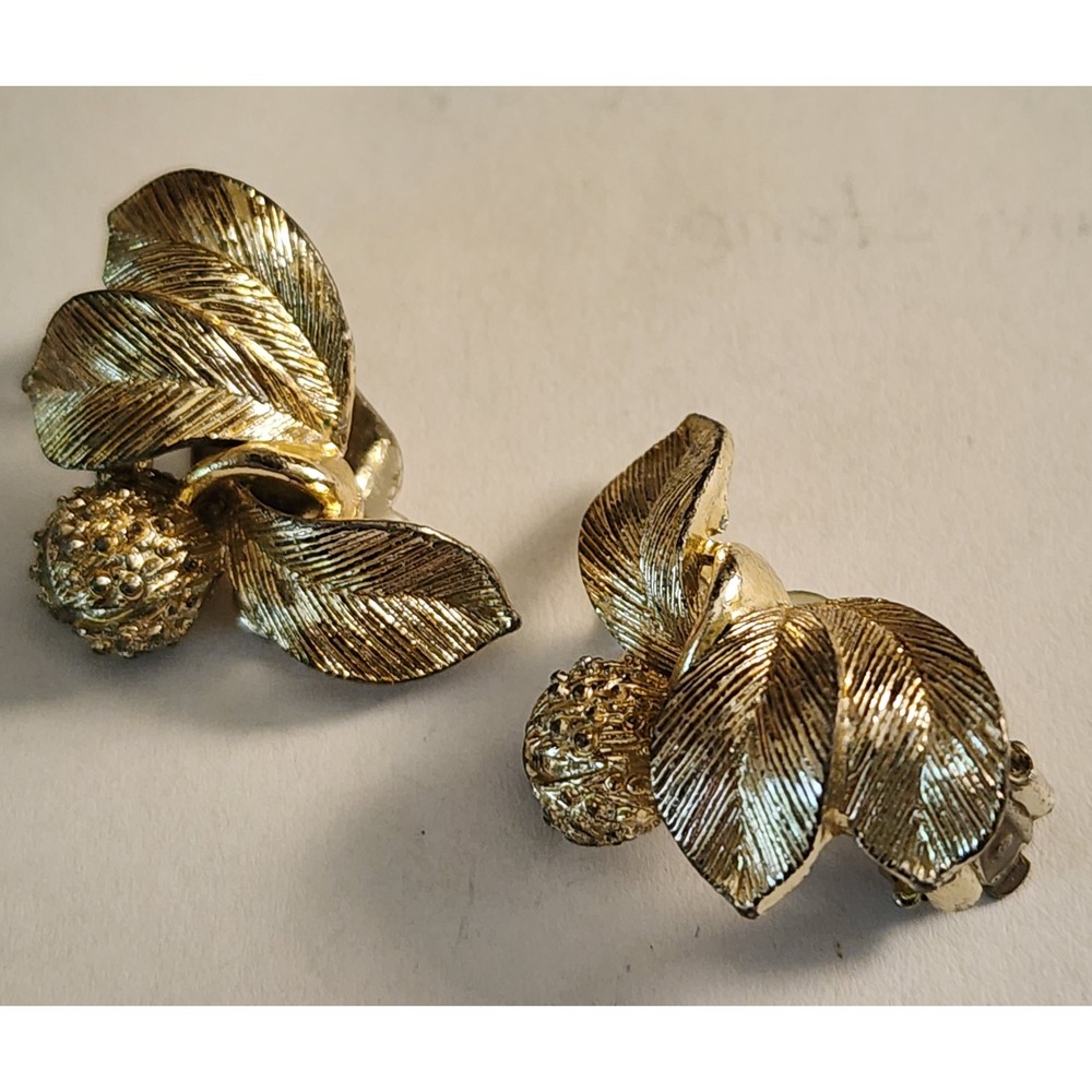 Lisner Vintage Gold Tone Leaf and Berry Cluster Clip On Earrings Botanical Retro